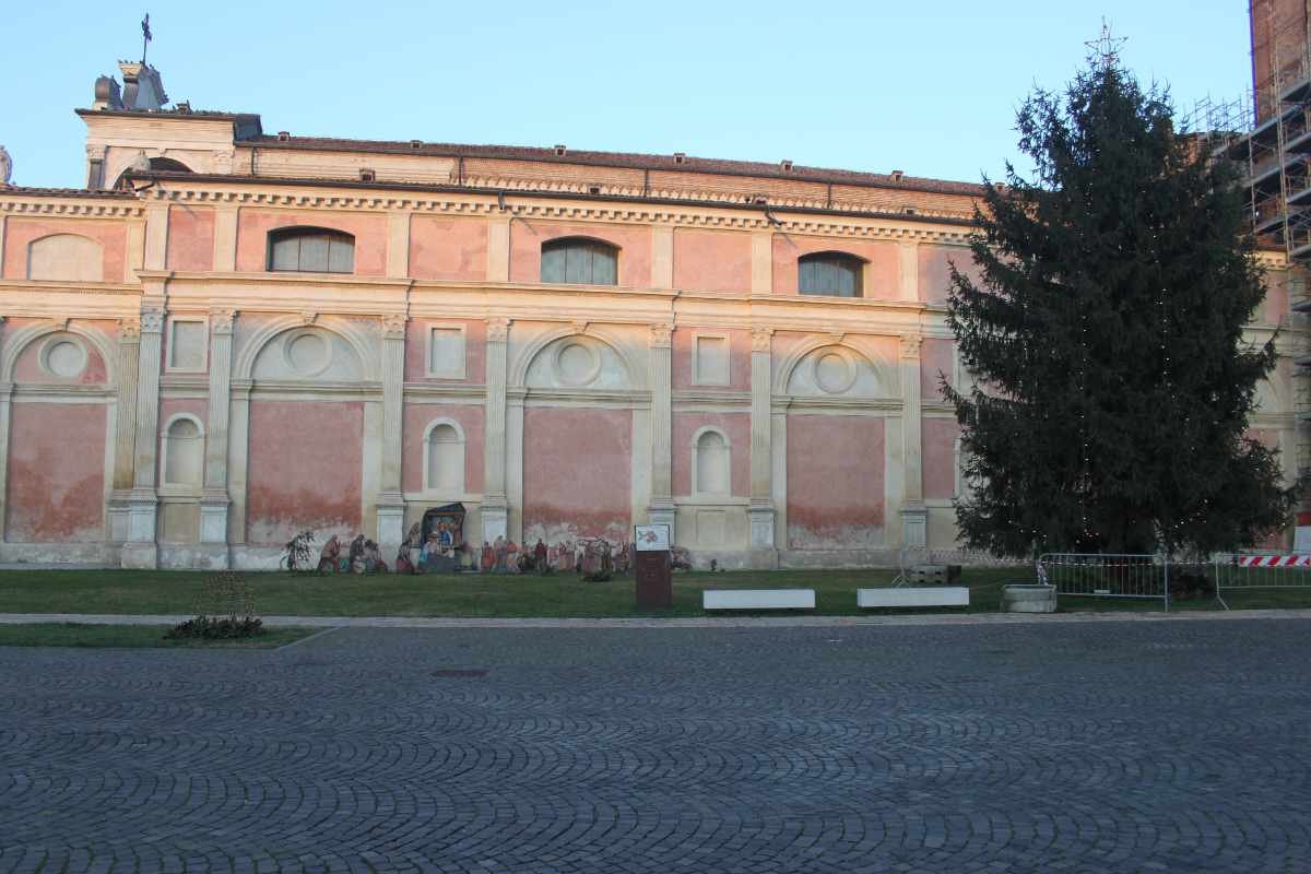 Basilica del Polirone vista di fianco lato piazza Teofilo Folengo