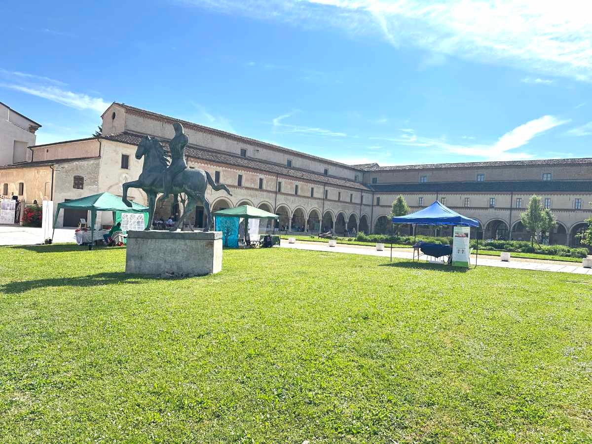 Chiostro di San Benedetto con i gazebo degli espositori dell'area benessere in occasione del San Benedetto in Fiore 2026