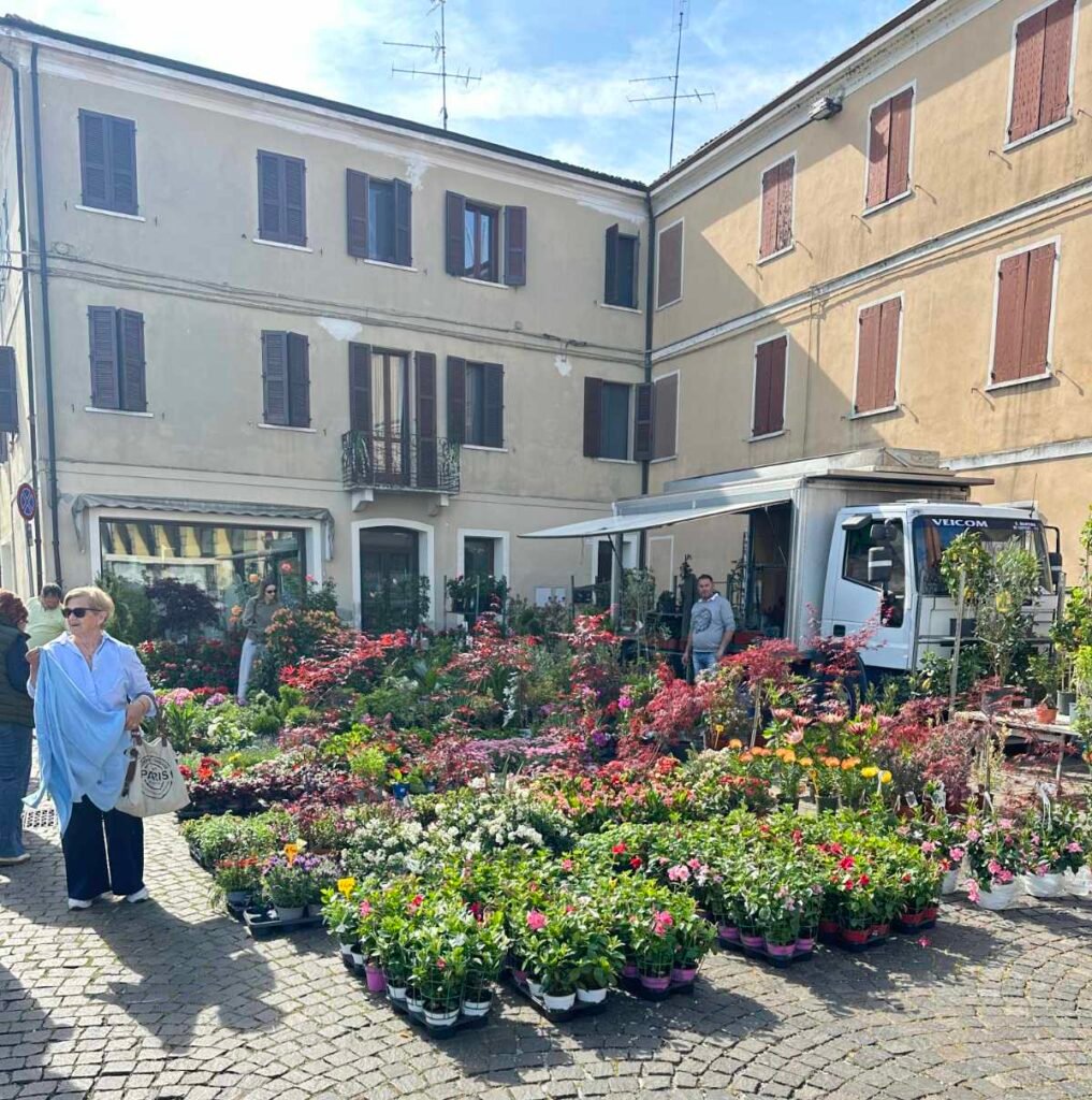 La piazza del borgo fiorita