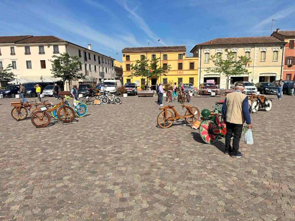 Le bici creative di Franco Mazzali esposte in Piazza Matilde di Canossa in occasione della diciannovesima San Benedetto in Fiore