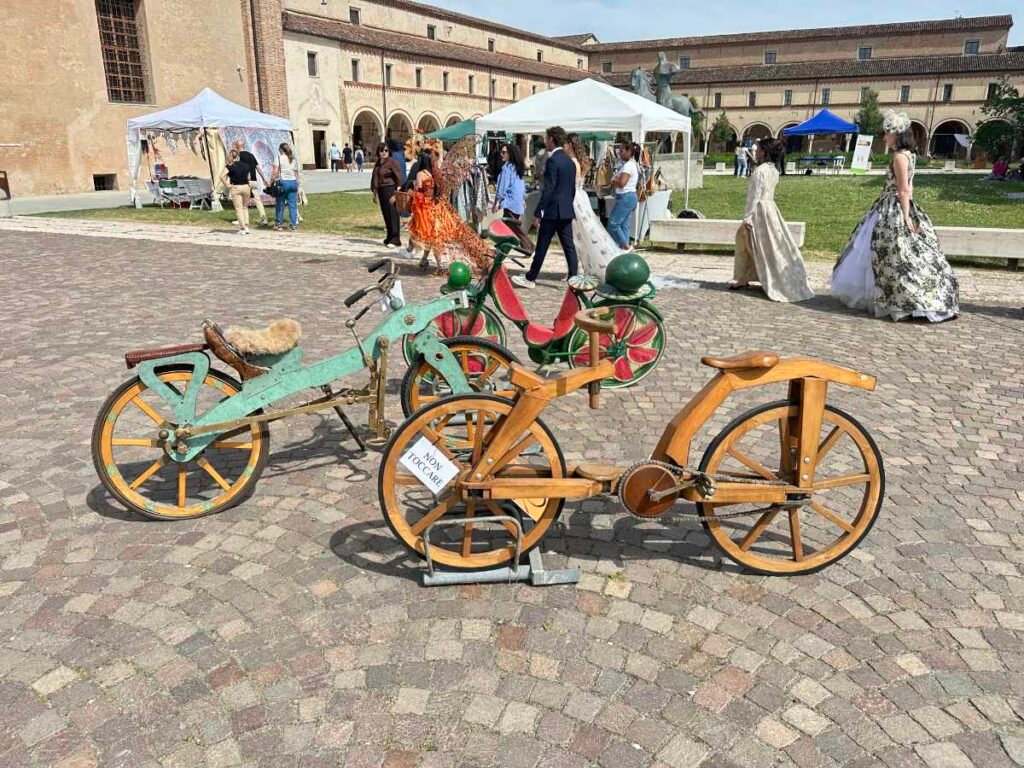 Bici costruite con materiali di riuso da una idea di Franco Mazzali
