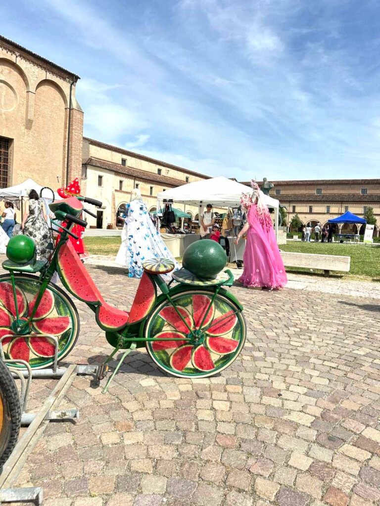 Bici creative inserite nel contesto del monastero polironiano