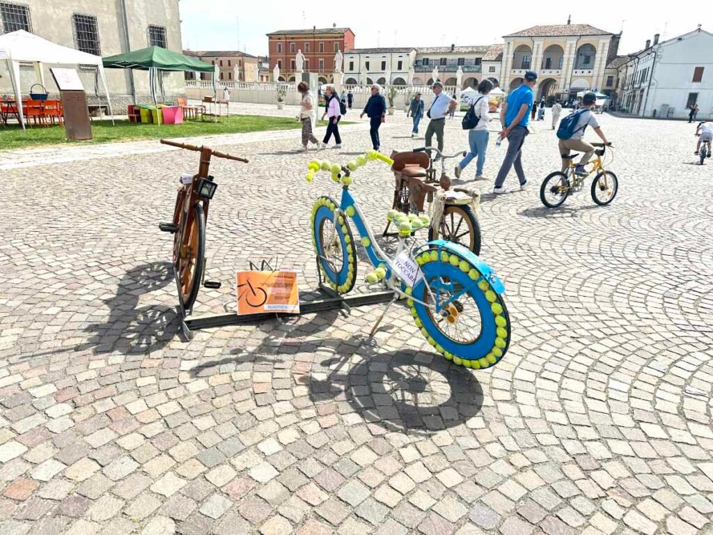 Le bici nate dall'ingegno di Franco Mazzali in Piazza Matilde di Canossa a San Benedetto Po