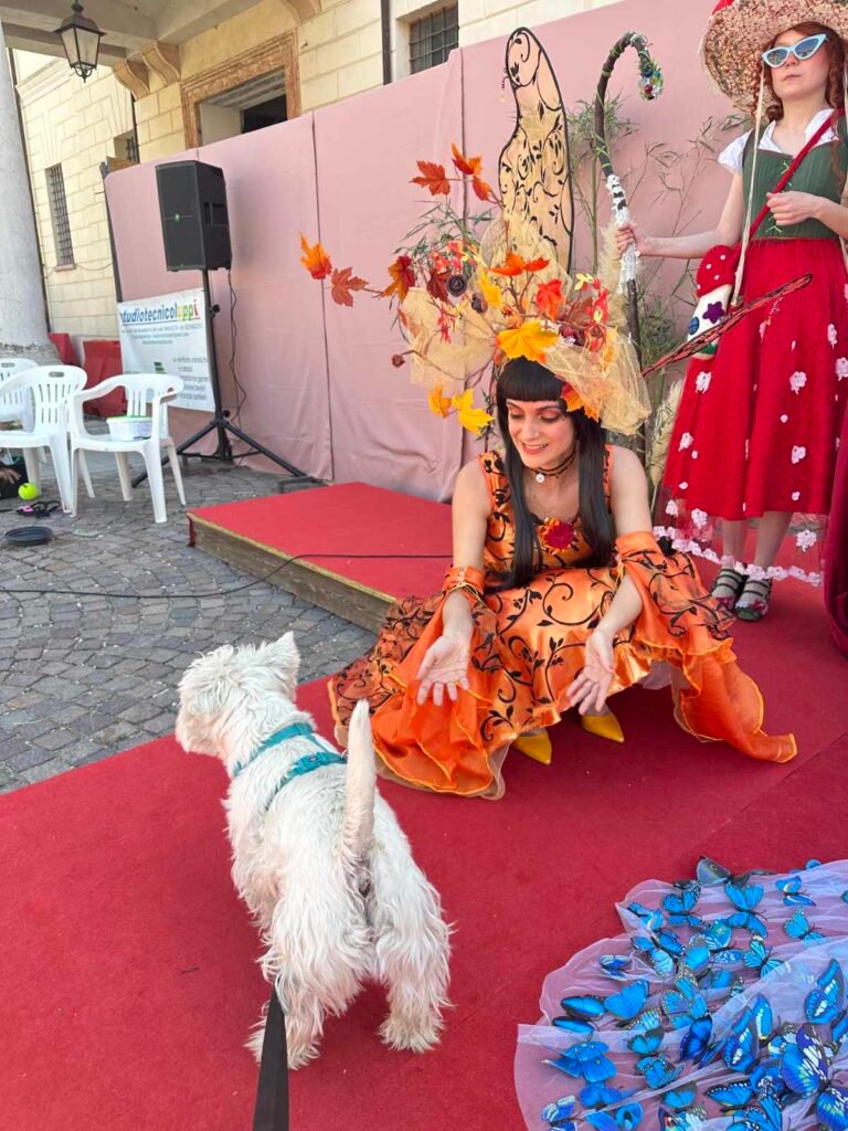 Una Cosplayer alle prese con un simpatico Westy