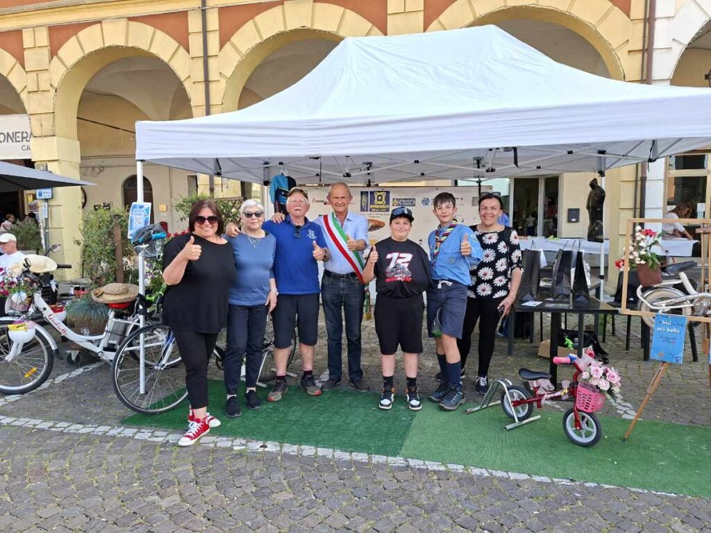 Foto di gruppo con il sindaco ed i volontari della associazione gli 