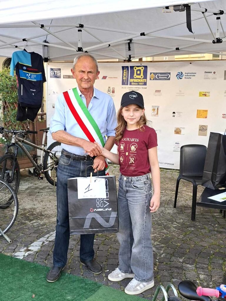 Il sindaco di San Benedetto Po dott. Roberto Lasagna ed la prima classificata al concorso 