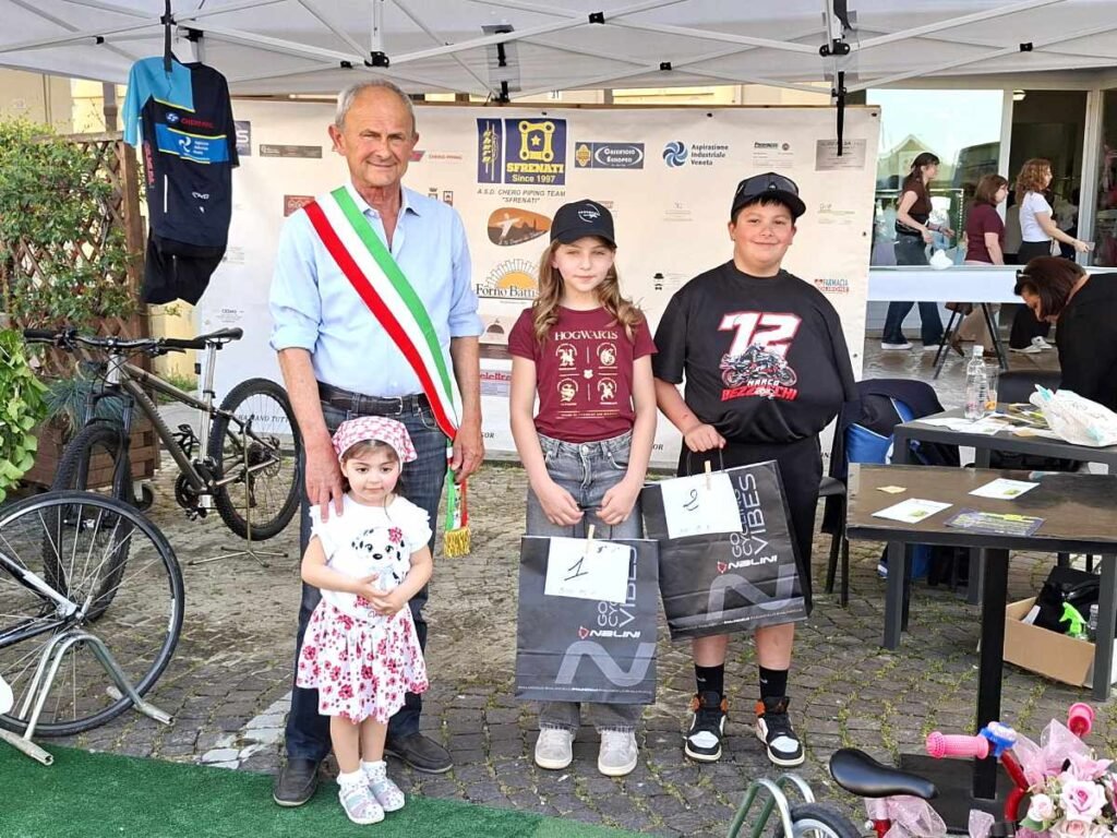Il sindaco di San benedetto Po dott. Roberto Lasagna con i primi tre classificati del concorso 