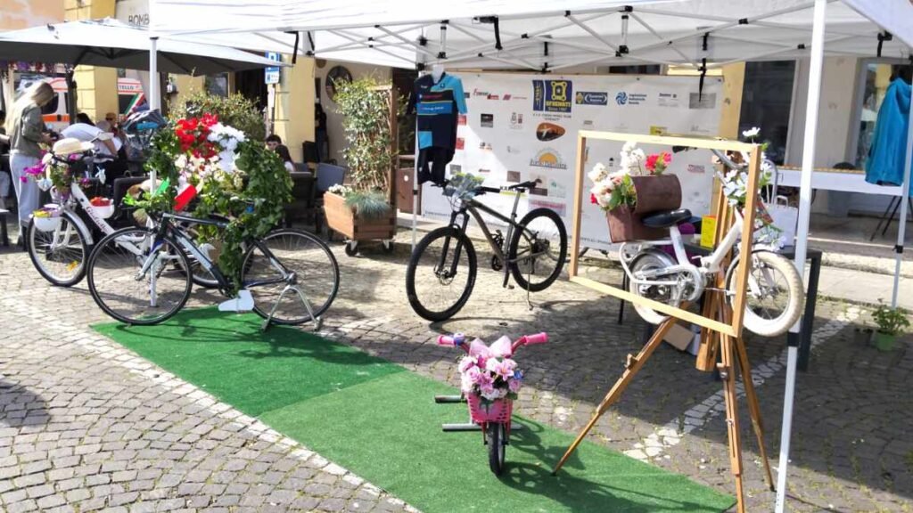Una bella esposizione di bici fiorite presso lo stand degli 