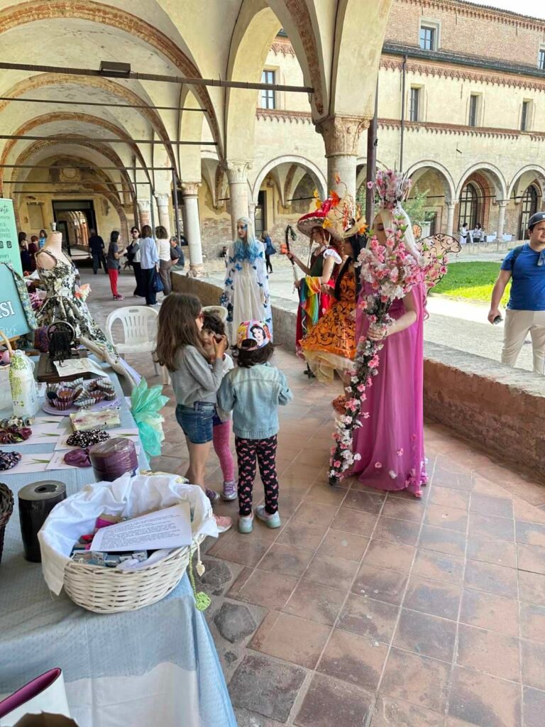 Un giovane pubblico insieme alle Cosplayer floreali