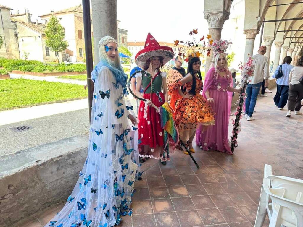 Cosplayer e salute nell'area benessere del chiostro di San Benedetto