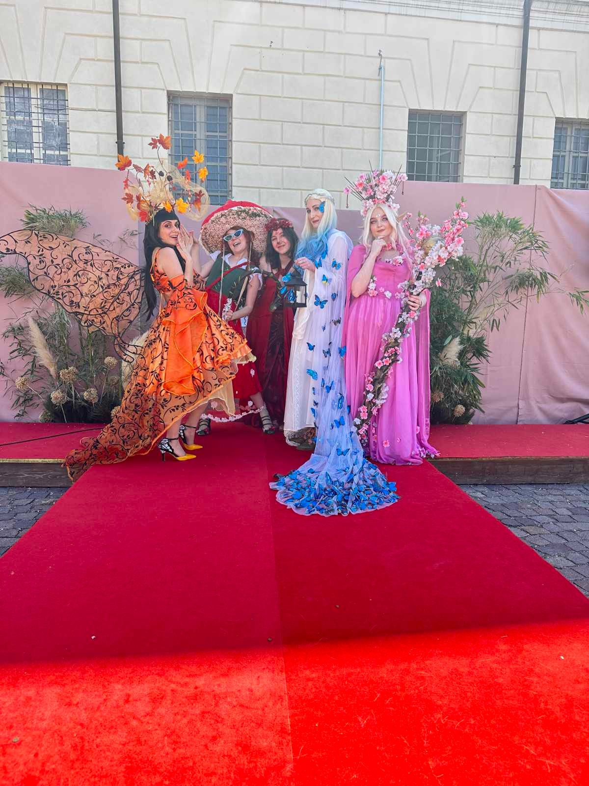 Vivaci e sorridenti le cosplayer sulla passerella del Fashion & Flowers 2026