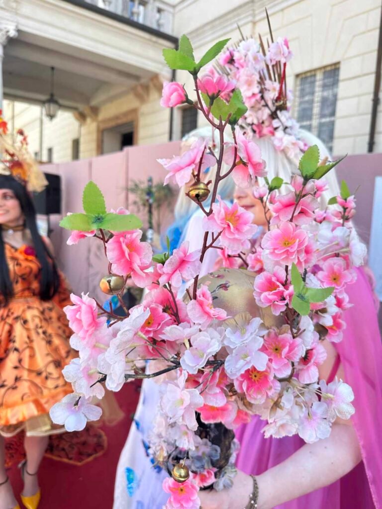 Fiori e fantasia sulla passerella della sfilata di moda Fashion & Flowers