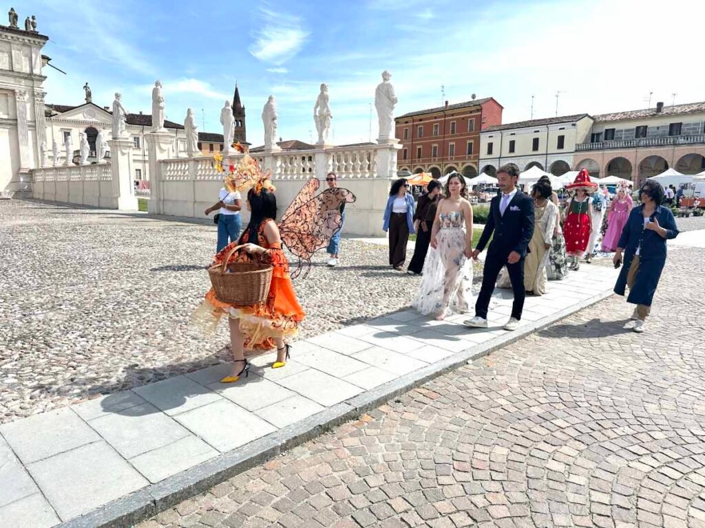 Coppie di sposi e Cosplayer floreali sfilano nella piazza del monastero di Polirone durante il San Benedetto in fiore 2026