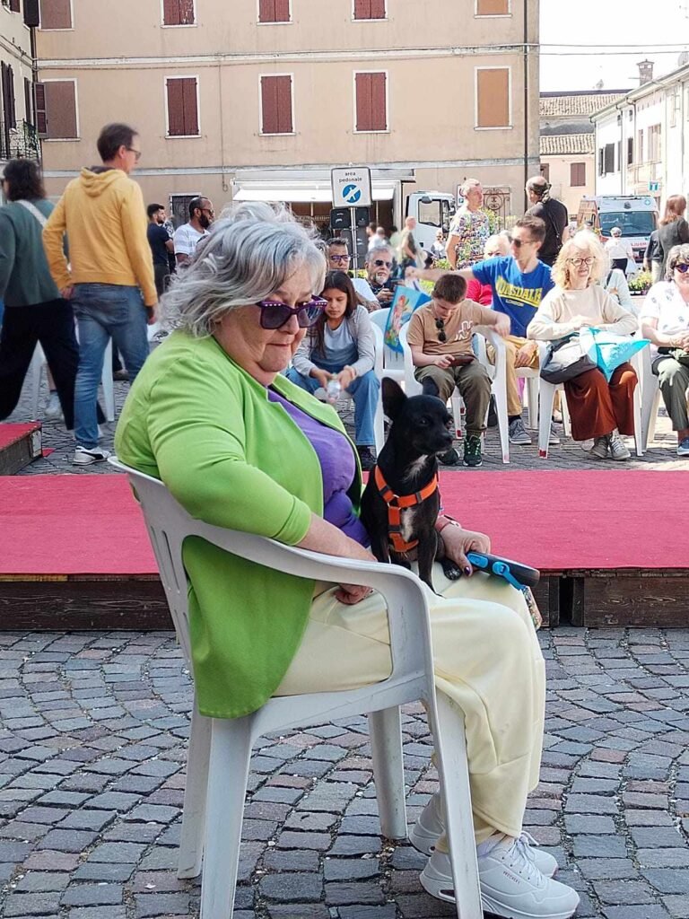 Un momento di relax al concorso il collare fiorito