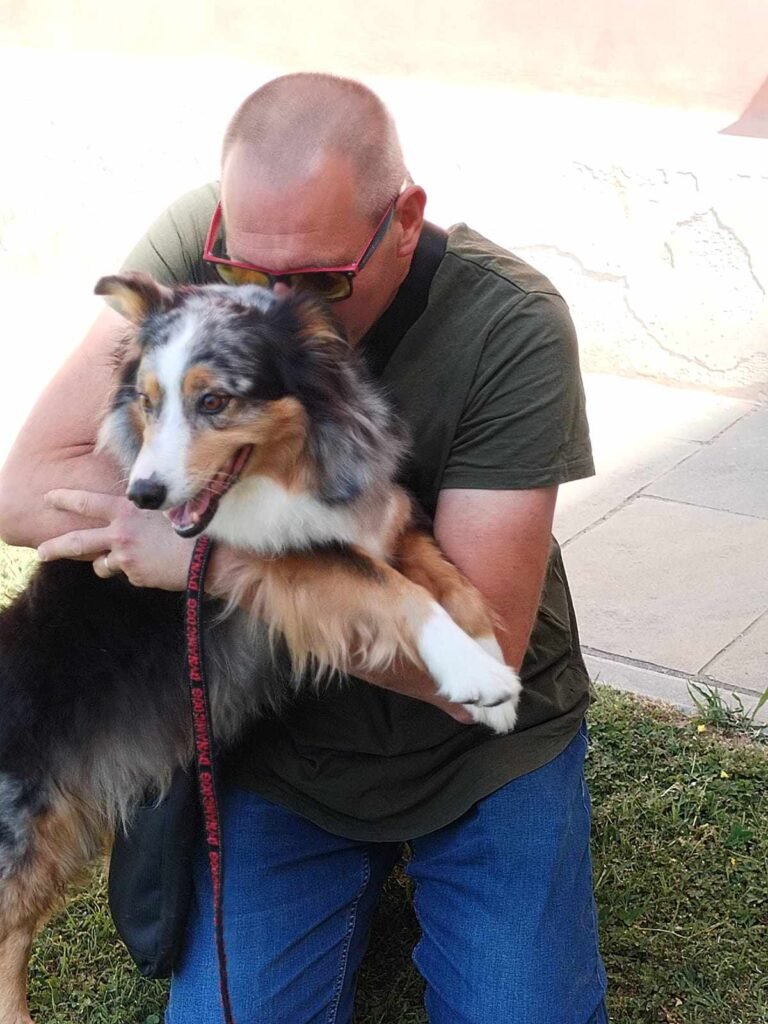 Scambio di gesti affettuosi tra il padrone ed il suo border collie al San Benedetto in Fiore 2026