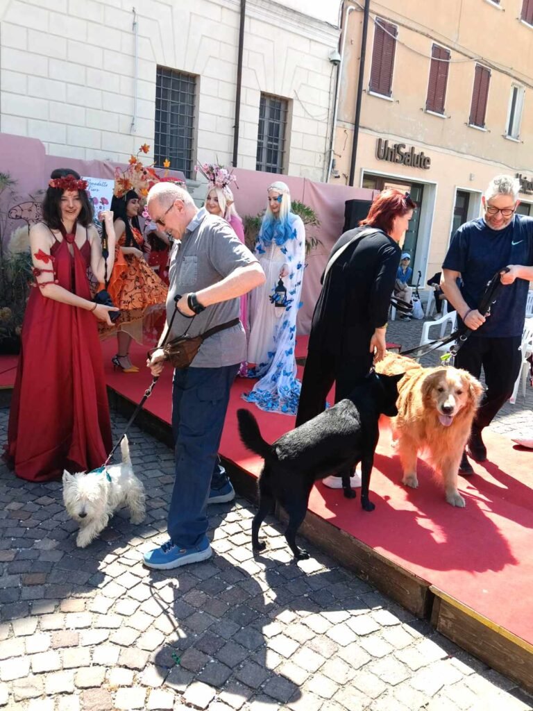 Le Cosplayer a fine concorso collare fiorito simpatizzano con alcuni quattro zampe