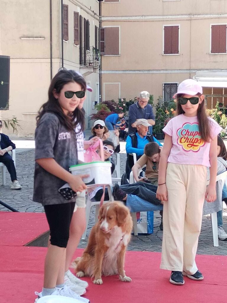 La premiazione ad uno dei concorrenti del concorso collare fiorito