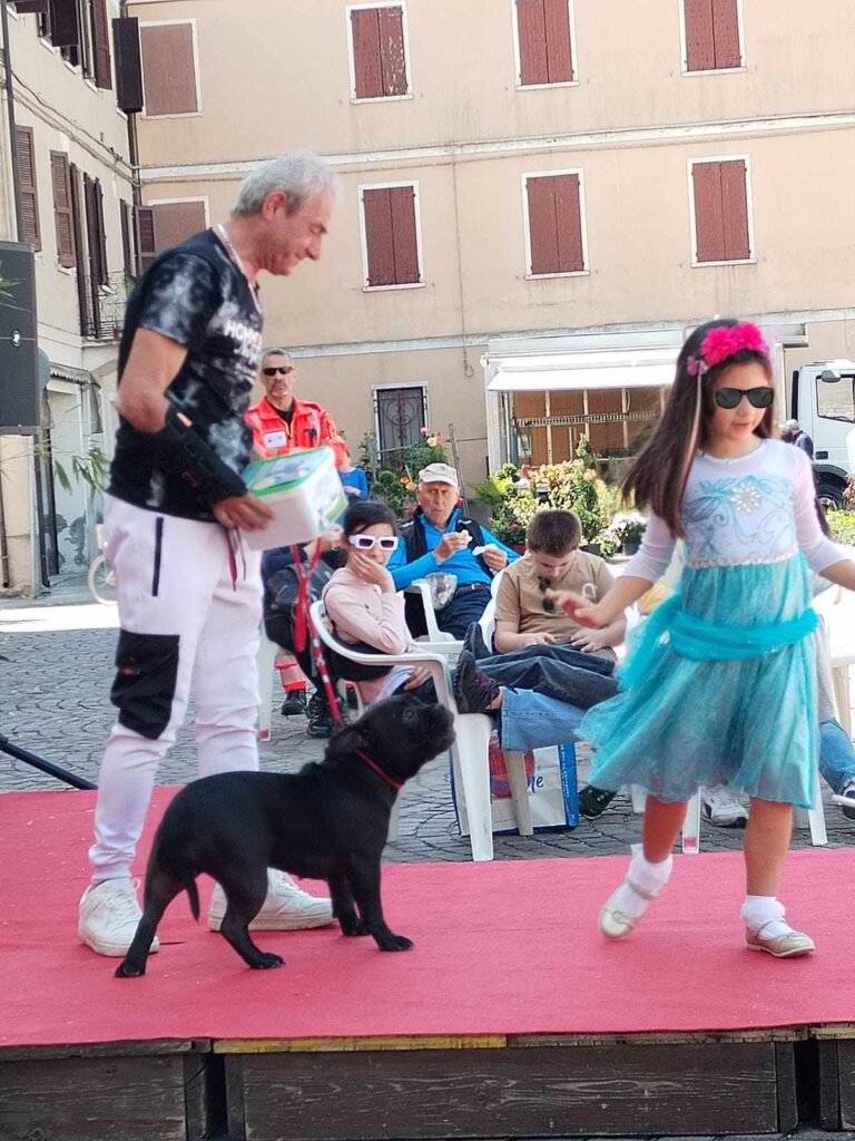 Un momento della premiazione ad un cane partecipante ed il suo padrone