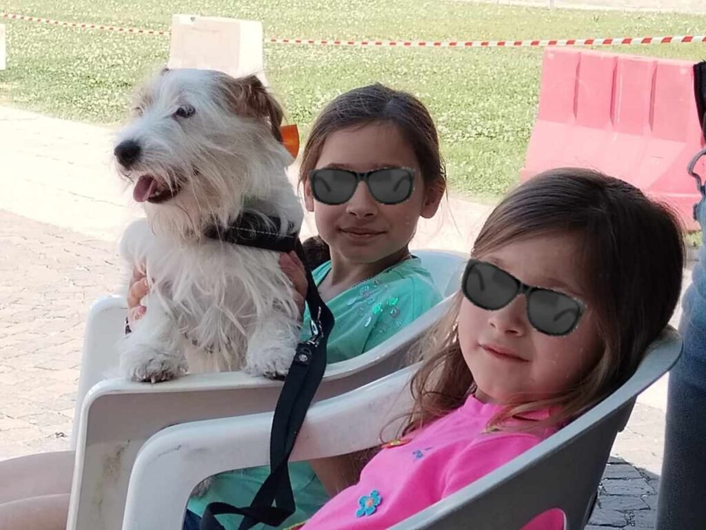 Le due sorelline che hanno sfilato con il proprio cagnolino