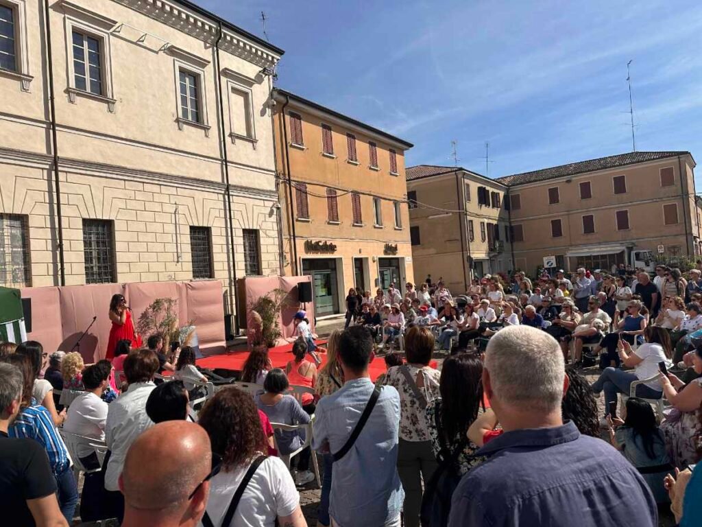 Una sfilata di moda seguitissima da un pubblico molto attento, affascinato e divertito