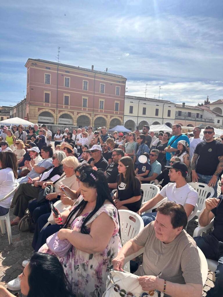 Piazza Teofilo Folengo gremita dal pubblico durante la sfilata di moda del San Benedetto in Fiore 2026