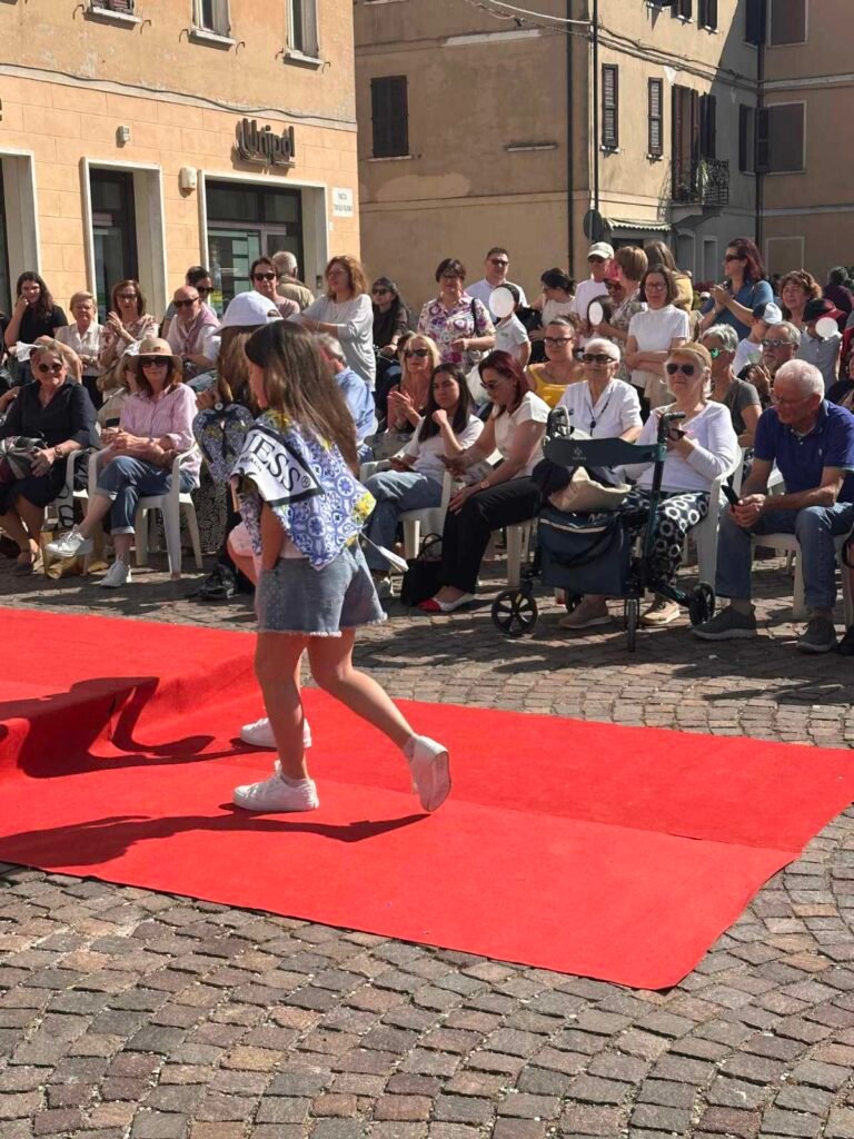 Due brave e giovanissime modelle durante la sfilata di moda