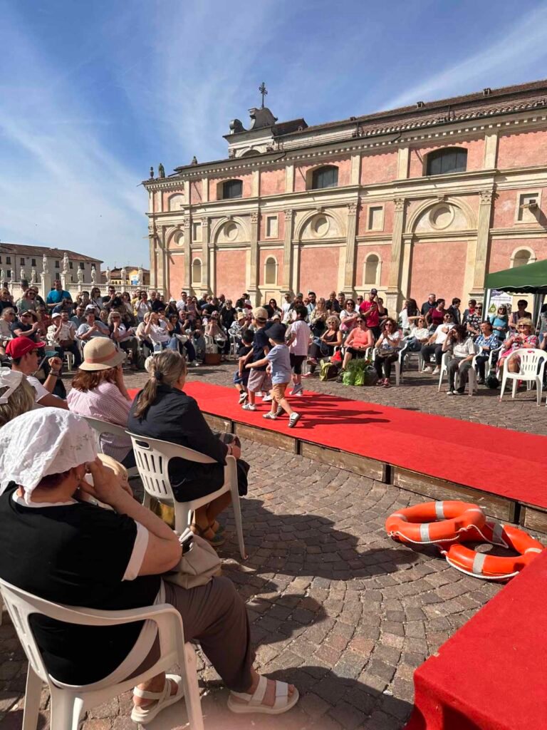 Piccoli modelli entusiasti per la loro prima sfilata di moda