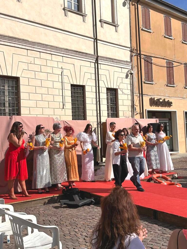 Le indossatrici degli abiti da sposa con Luca Guidi e Franca Nizzola sulla passerella presentate da Beatrice Bezzecchi