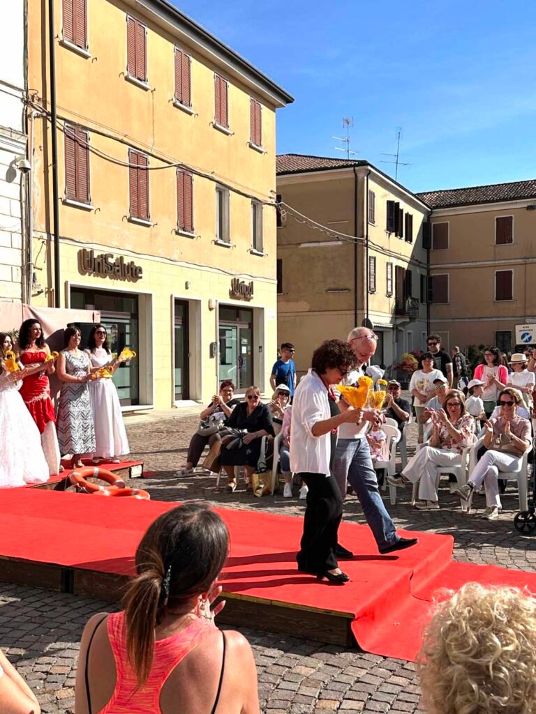 Uscita finale dei due protaginosti della sfilata Franca Nizzola e Luca Guidi accompagnata da una standing ovation del pubblico