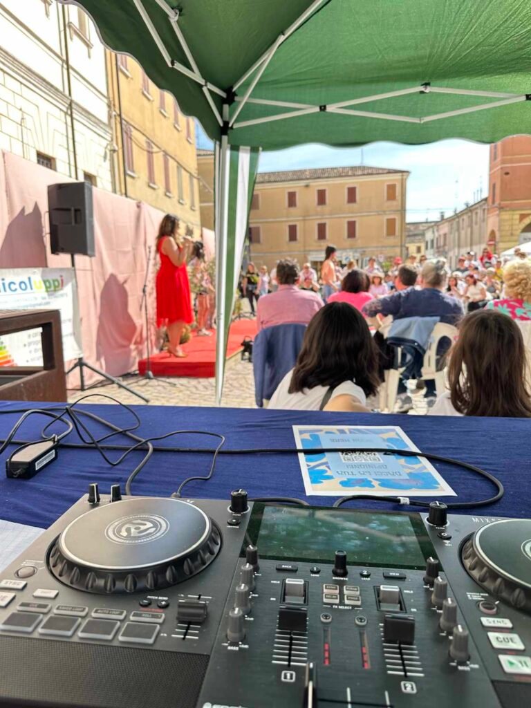 Un primo piano della consolle gestita da Stefano Belladelli per la sfilatadi moda Fashion & Flowers