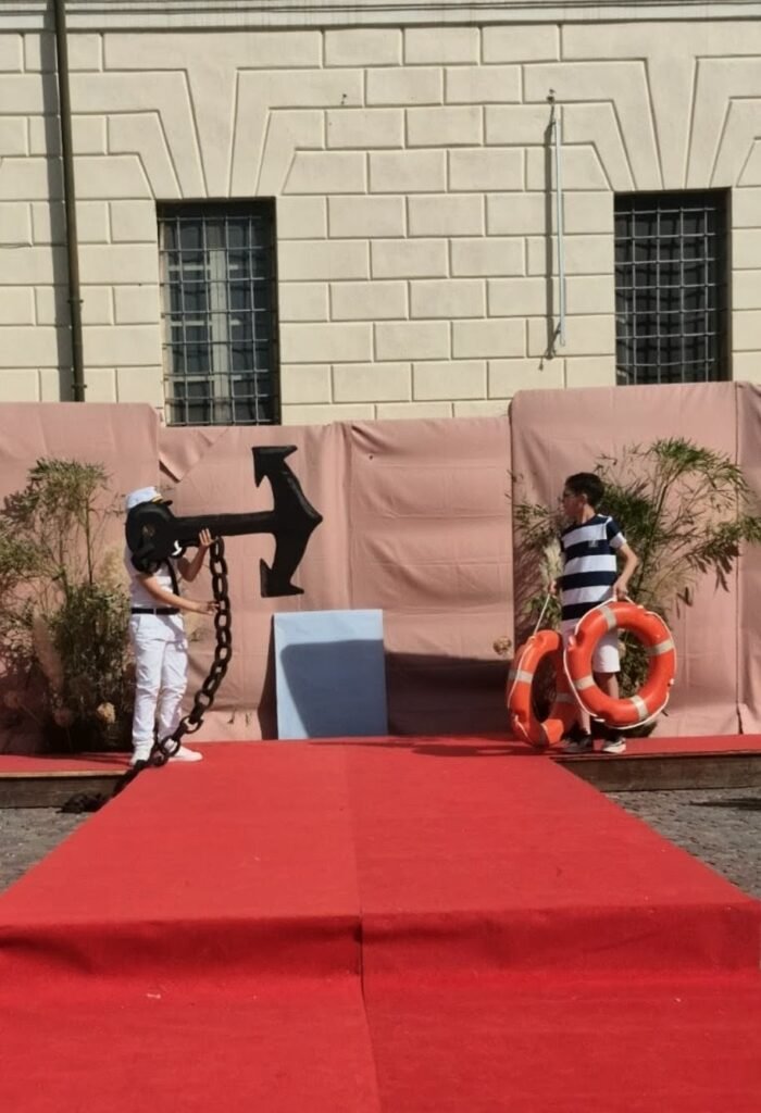 Inizia la sfilata di moda con due marinai