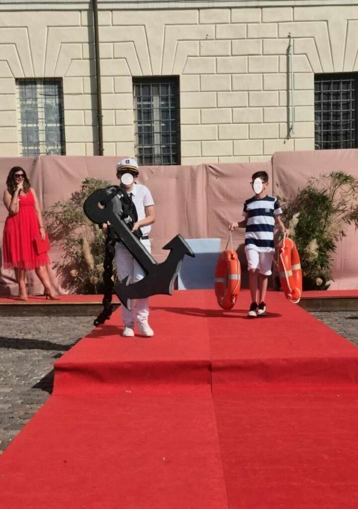 Ancora e salvagenti, accessori indispensabili per questa sfilata di moda