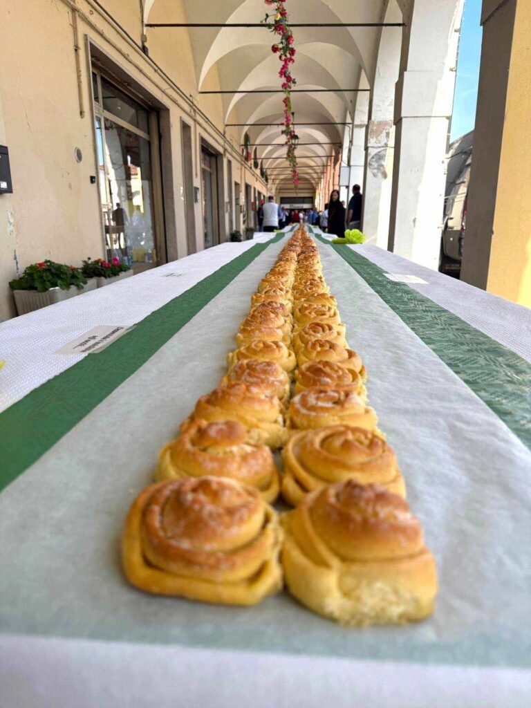 Una bella inquadratura della torta delle rose dei record
