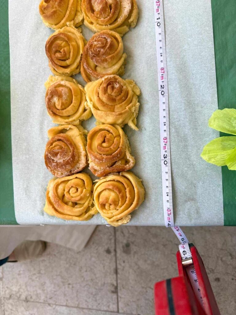 La misura della lunghezza della torta dei record di 37 metri e 40 centimetri