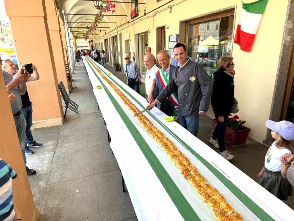Il taglio della torta delle rose dei record con il presidente dell'associazioni 
