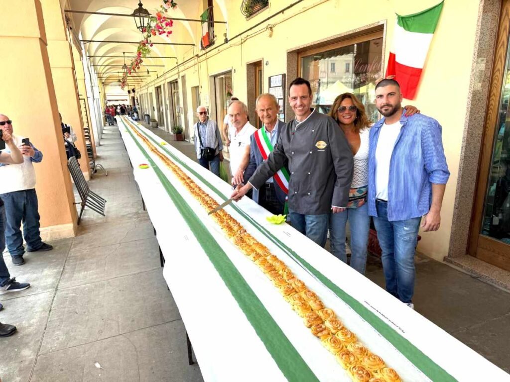 Il taglio della torta delle rose dei record