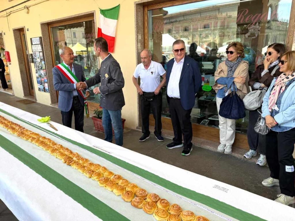 Simone Rossi del panificio La Rosa riceve i complimenti dal sindaco durante il San Benedetto in Fiore 2026