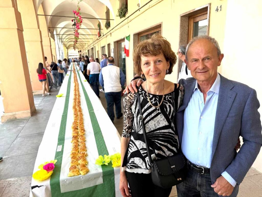 Il sindaco e signora di San Benedetto Po e sullo sfondo la torta di rose dei record